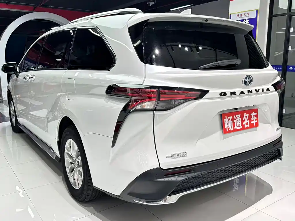 Toyota Granvia — фото 8