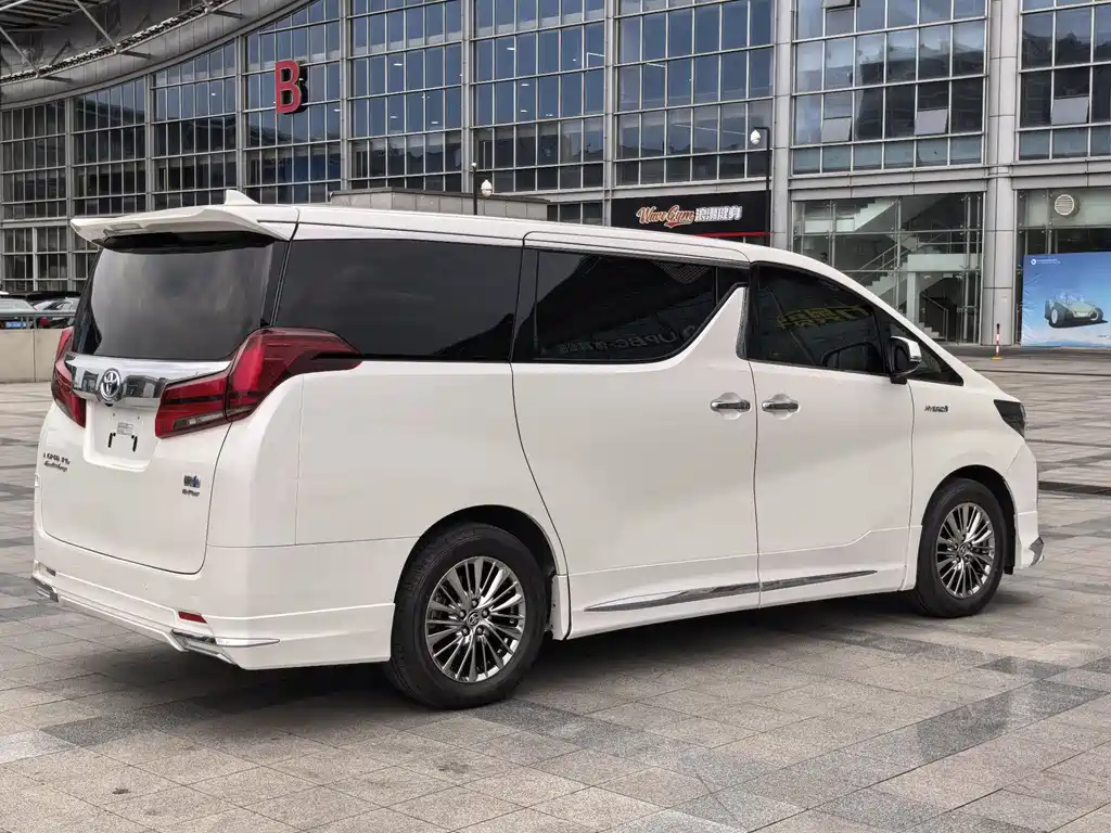 Toyota Alphard — фото 4