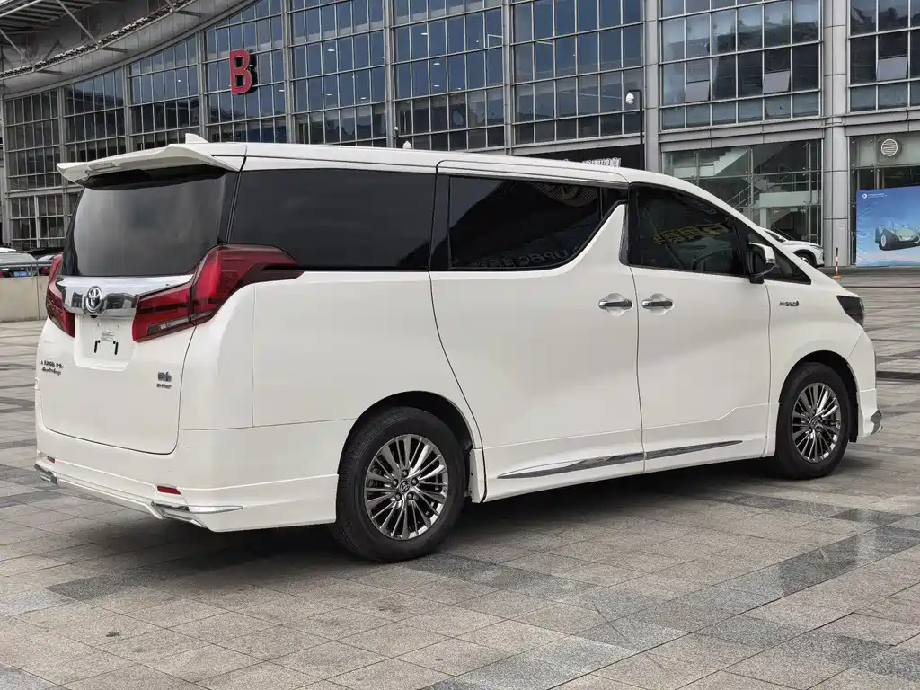 Toyota Alphard — фото 6