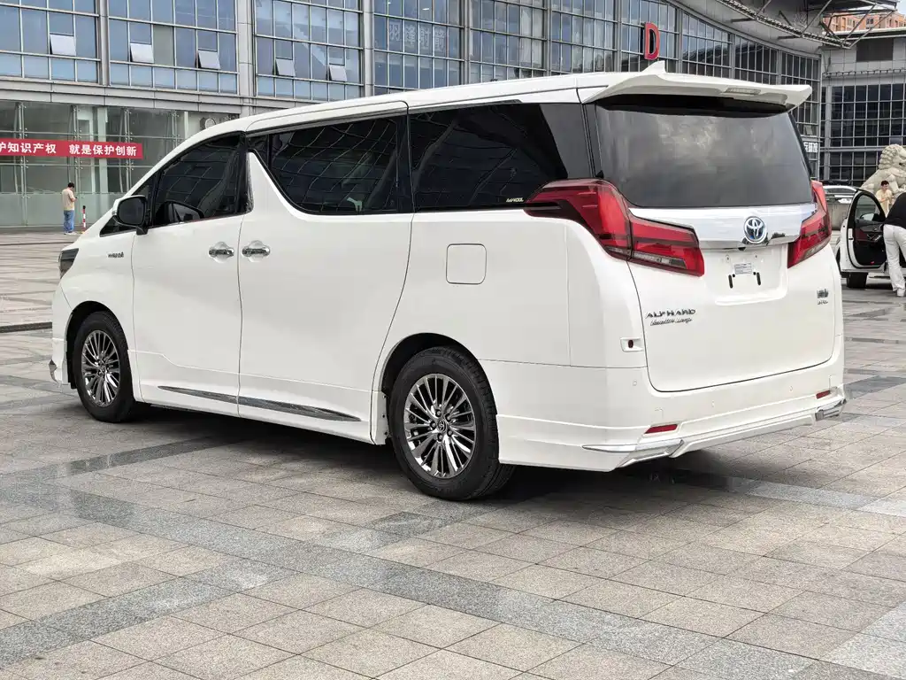 Toyota Alphard — фото 8
