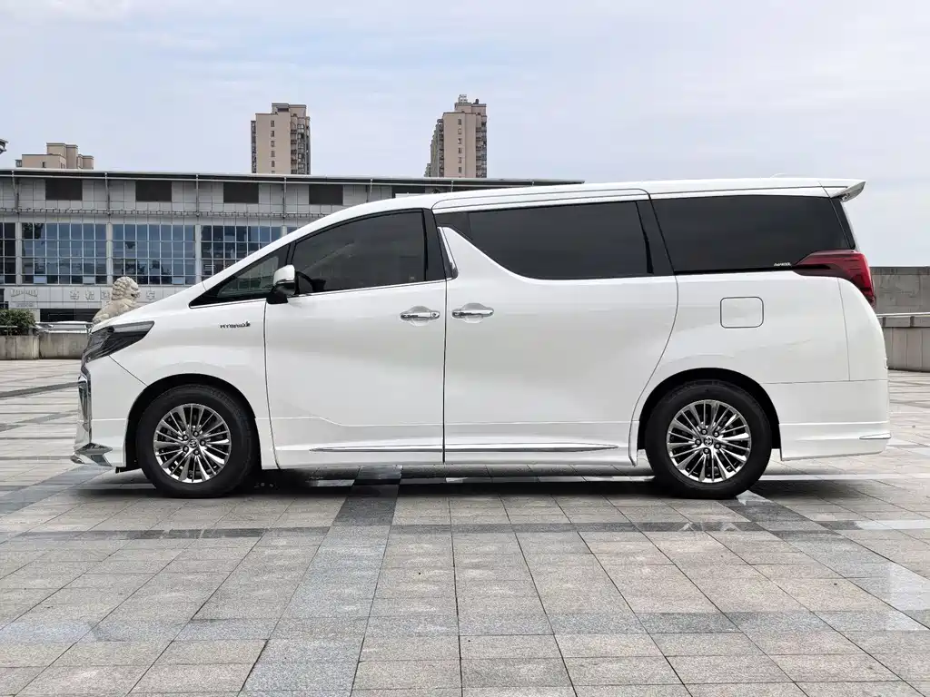 Toyota Alphard — фото 9