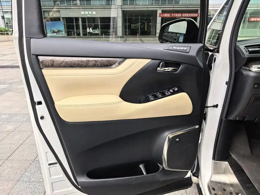 Toyota Alphard — фото 10
