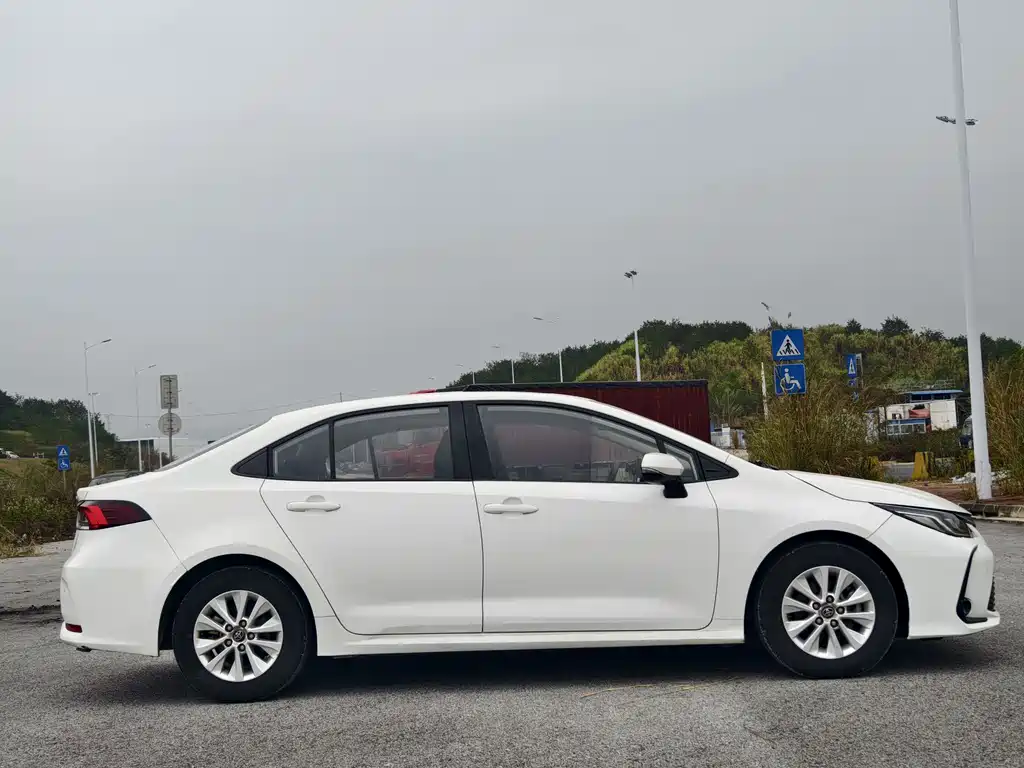 Toyota Corolla — фото 4