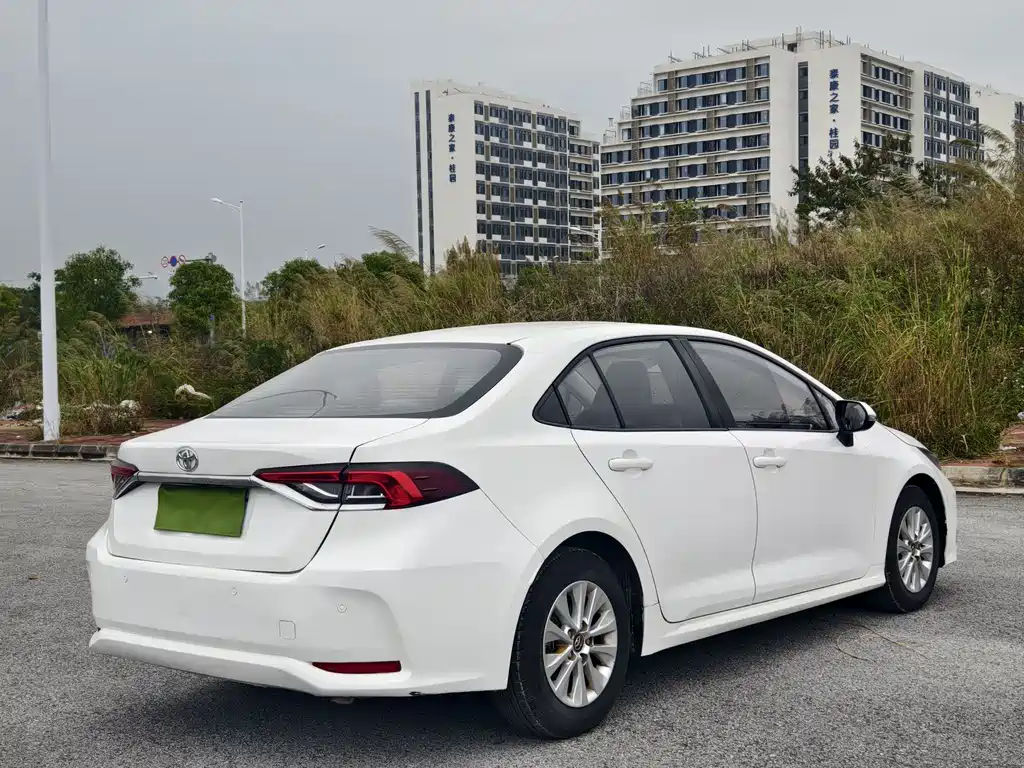 Toyota Corolla — фото 5