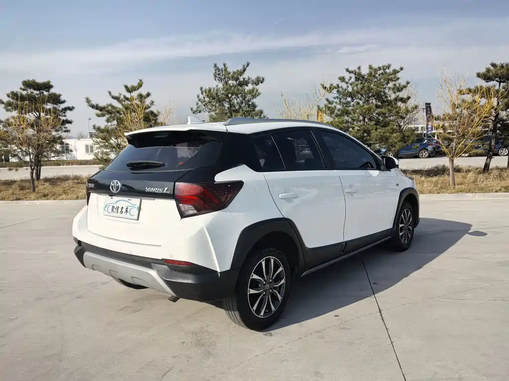 Toyota Yaris L — фото 3