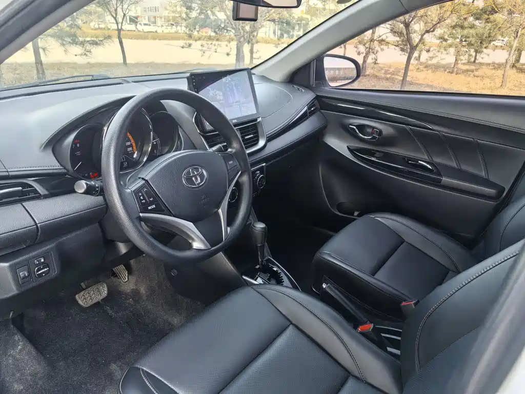 Toyota Yaris L — фото 4
