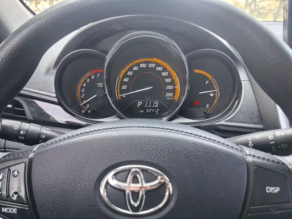 Toyota Yaris L — фото 10