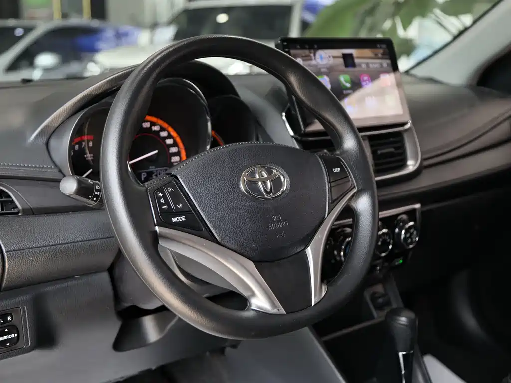 Toyota Yaris L — фото 7