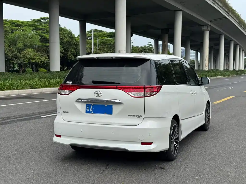 Toyota Previa — фото 9