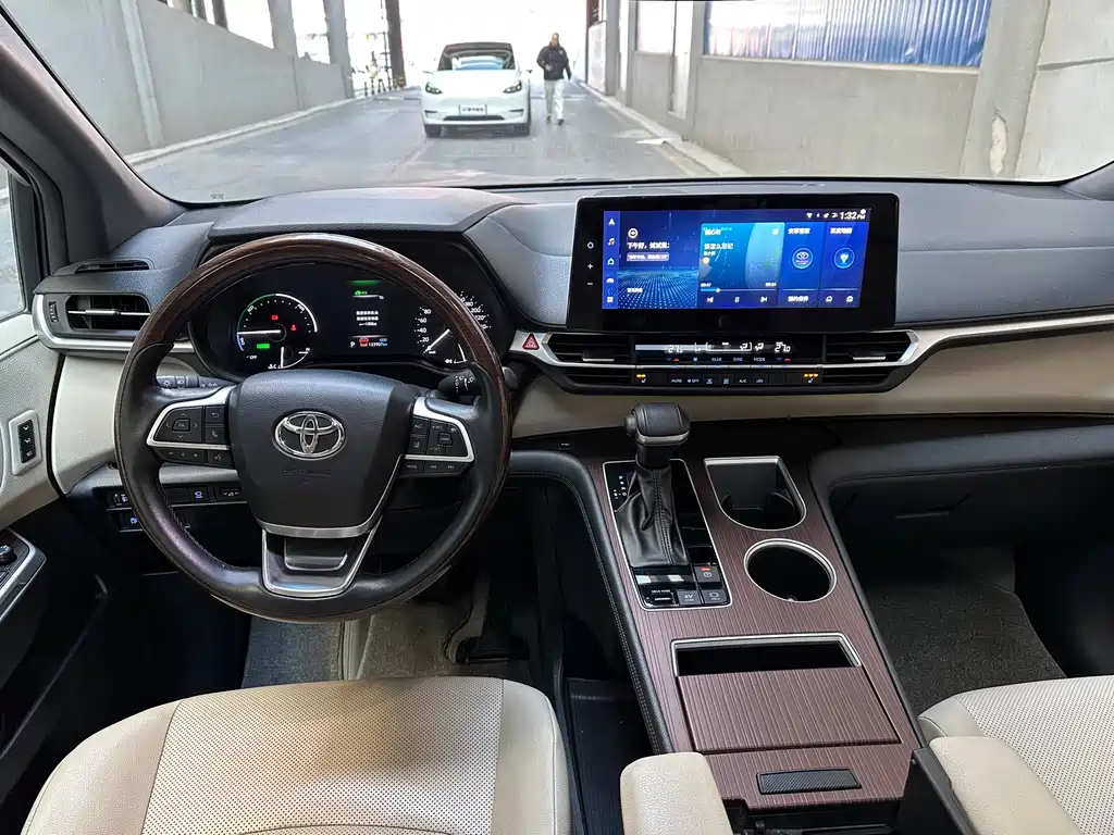 Toyota Granvia — фото 11