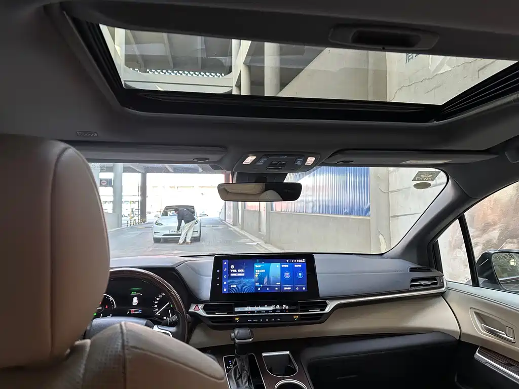 Toyota Granvia — фото 13