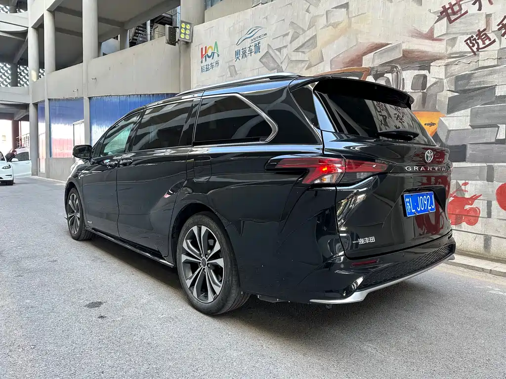 Toyota Granvia — фото 4
