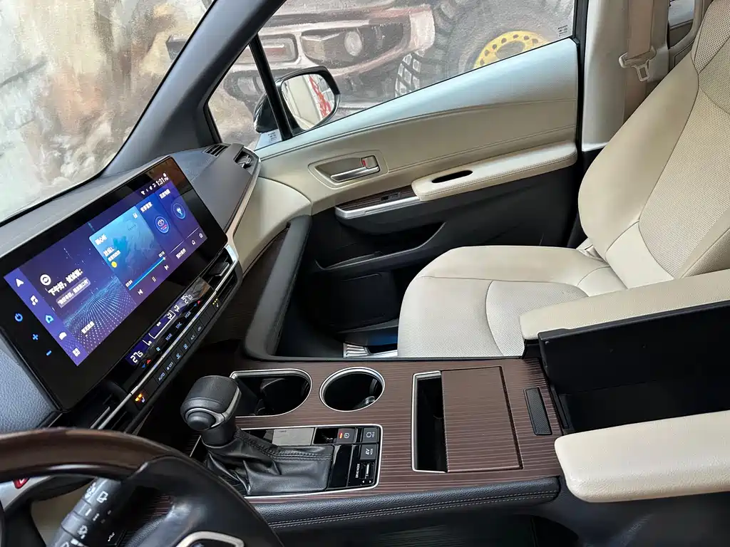 Toyota Granvia — фото 6