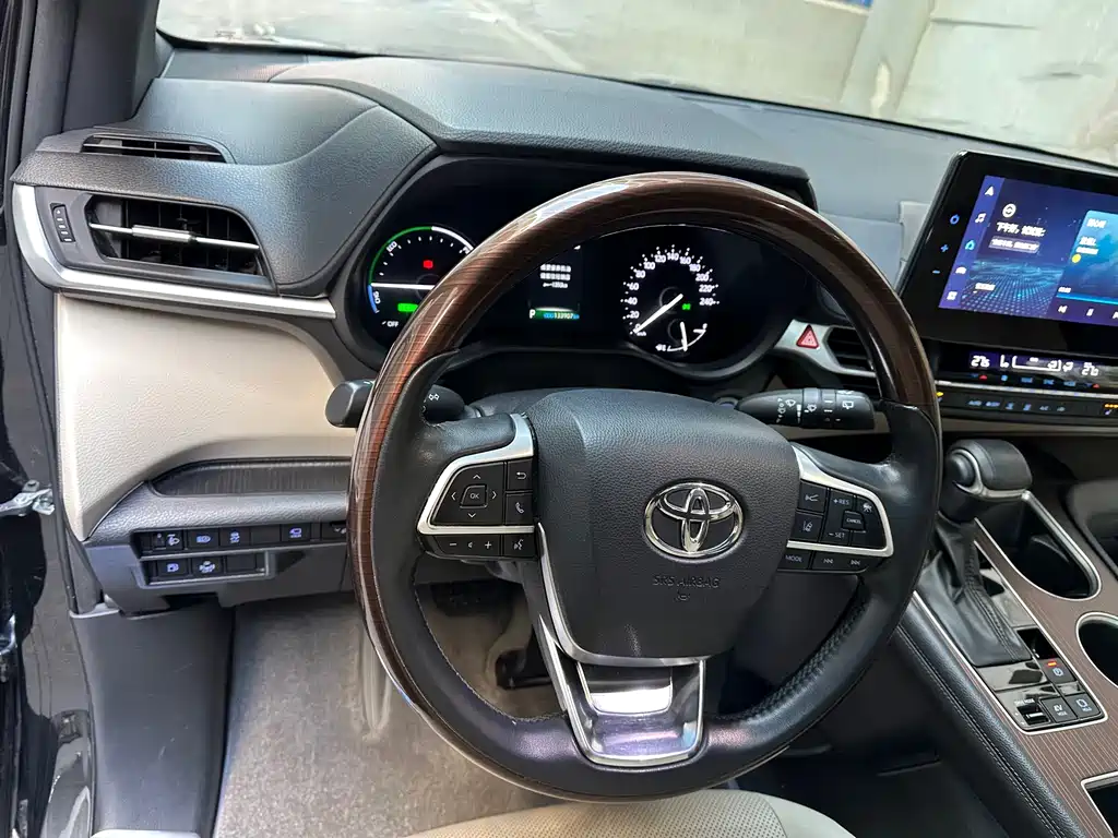 Toyota Granvia — фото 7