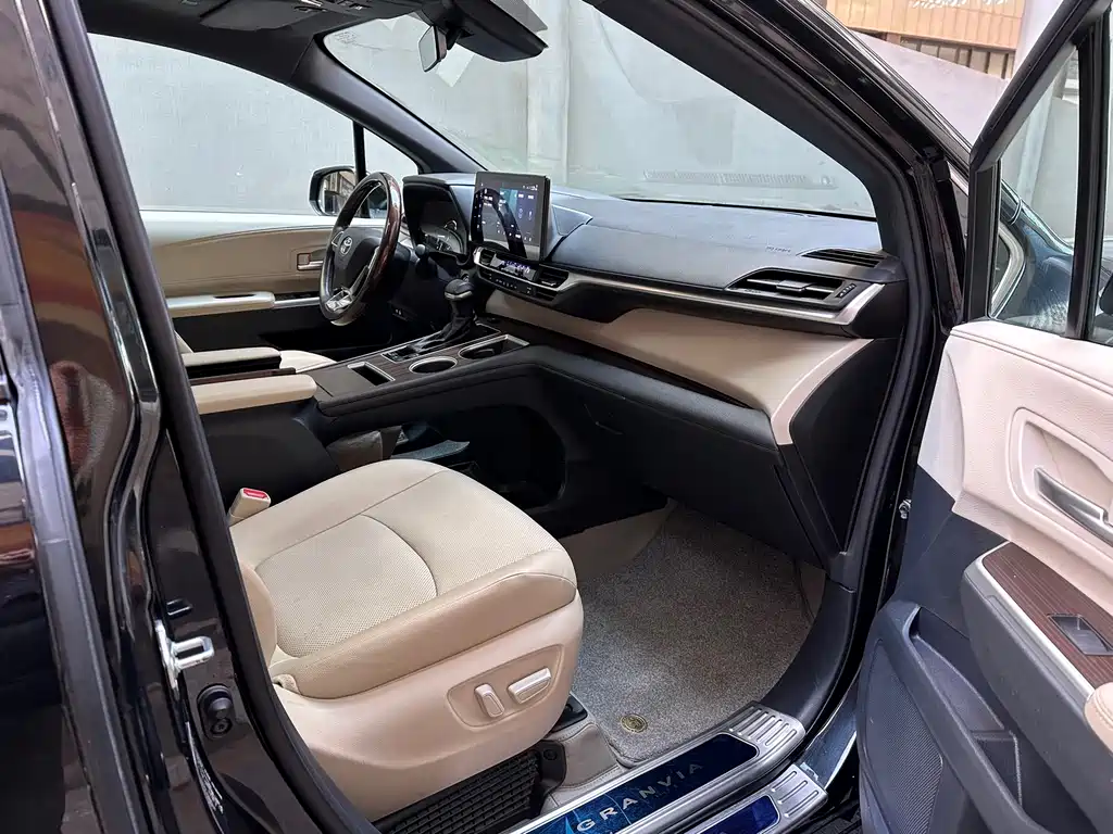 Toyota Granvia — фото 8