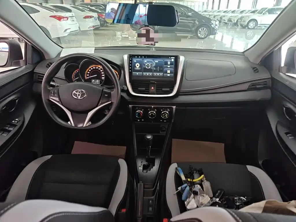 Toyota Yaris L — фото 10