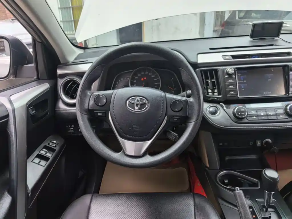 Toyota RAV4 — фото 11