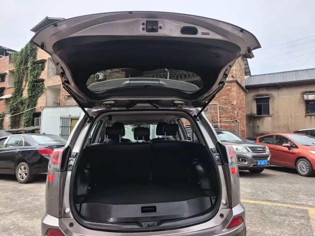 Toyota RAV4 — фото 19