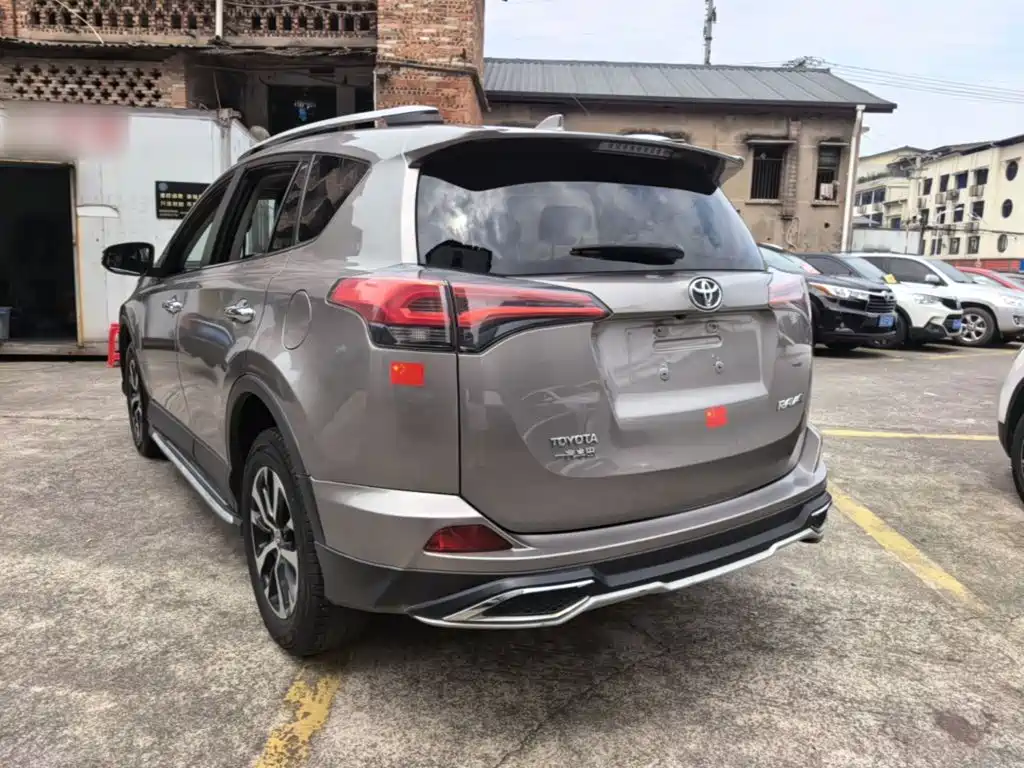 Toyota RAV4 — фото 5