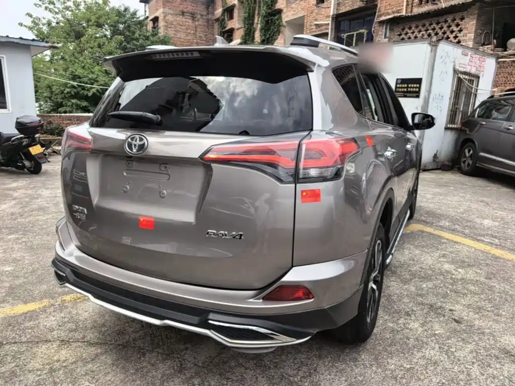 Toyota RAV4 — фото 7