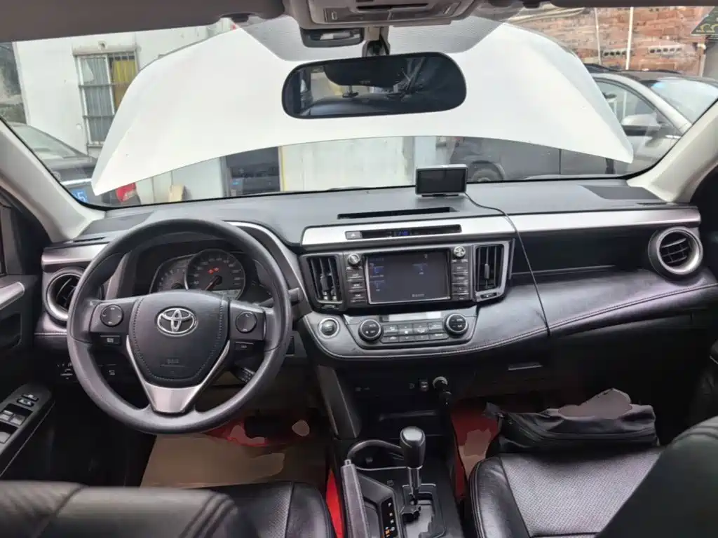 Toyota RAV4 — фото 10