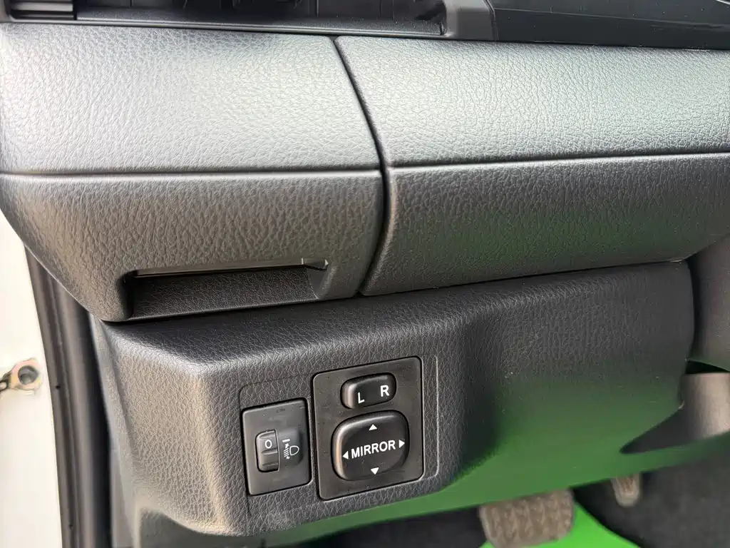 Toyota Yaris L — фото 8