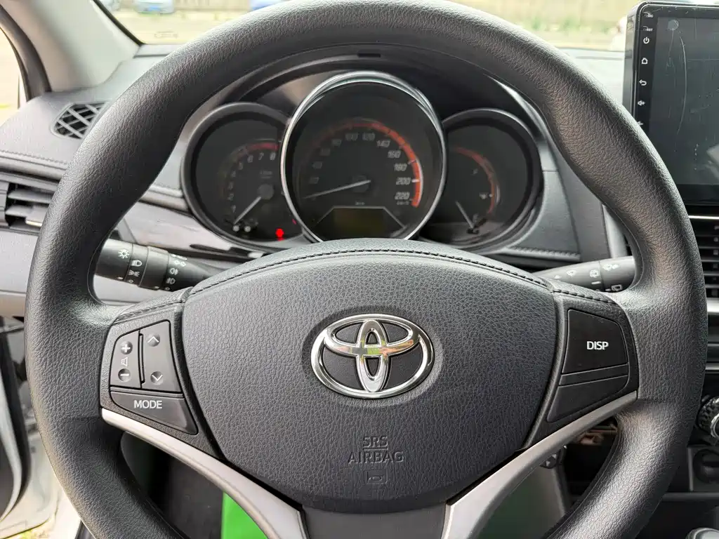 Toyota Yaris L — фото 9
