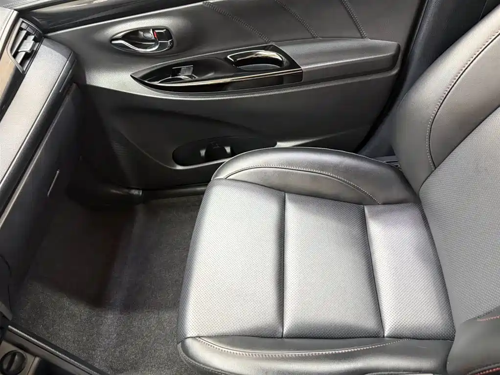 Toyota Yaris L — фото 13