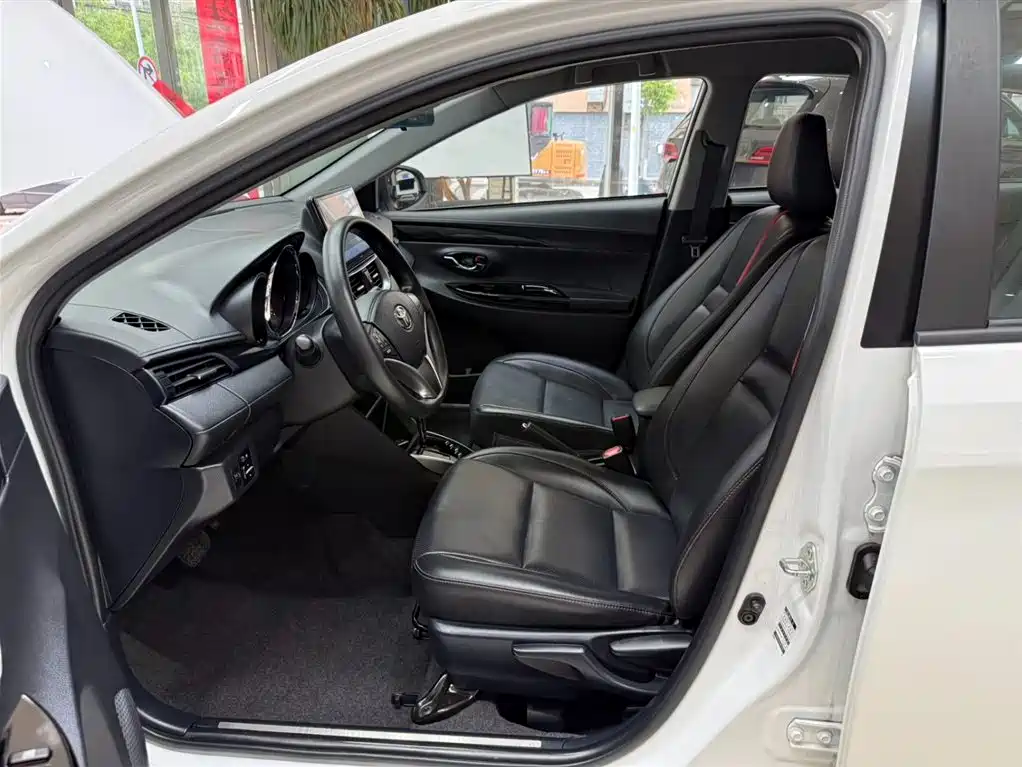 Toyota Yaris L — фото 15