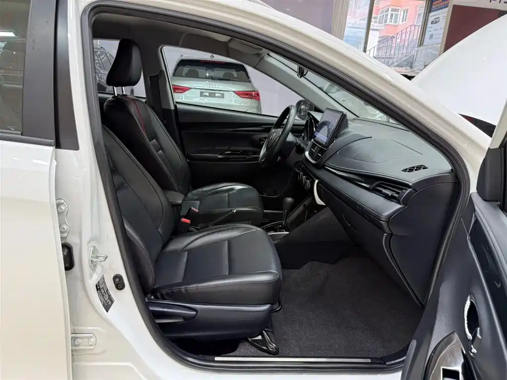 Toyota Yaris L — фото 19