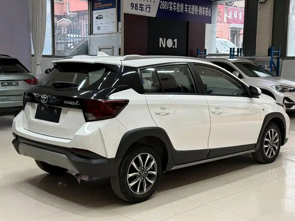 Toyota Yaris L — фото 4