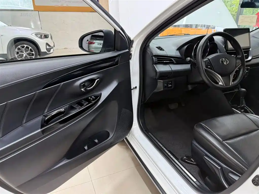 Toyota Yaris L — фото 8