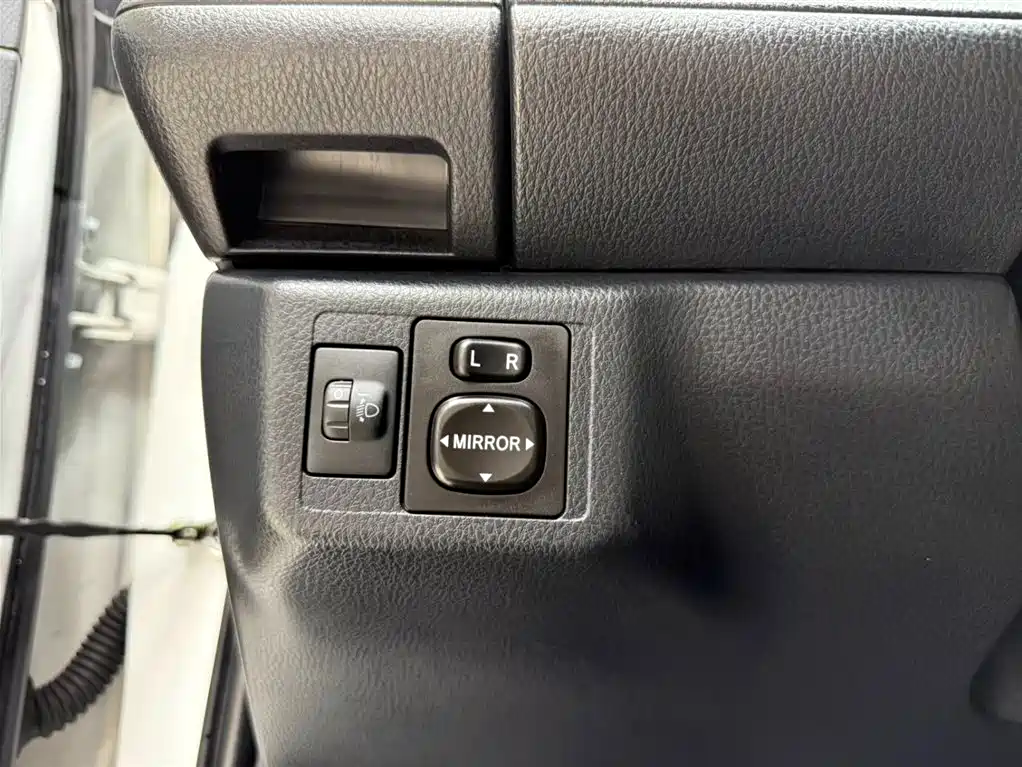 Toyota Yaris L — фото 9