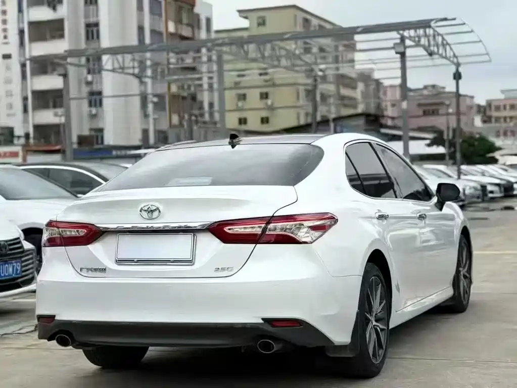 Toyota Camry — фото 2