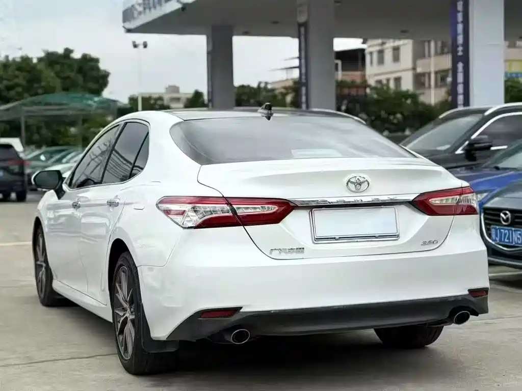 Toyota Camry — фото 10