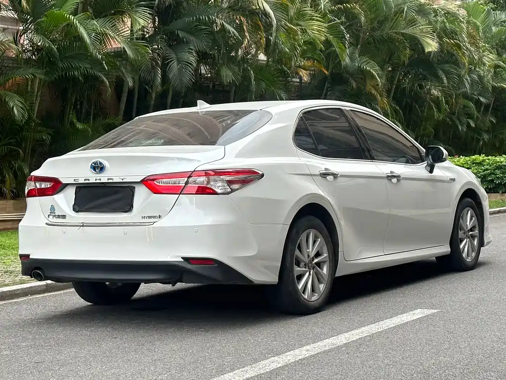 Toyota Camry — фото 2