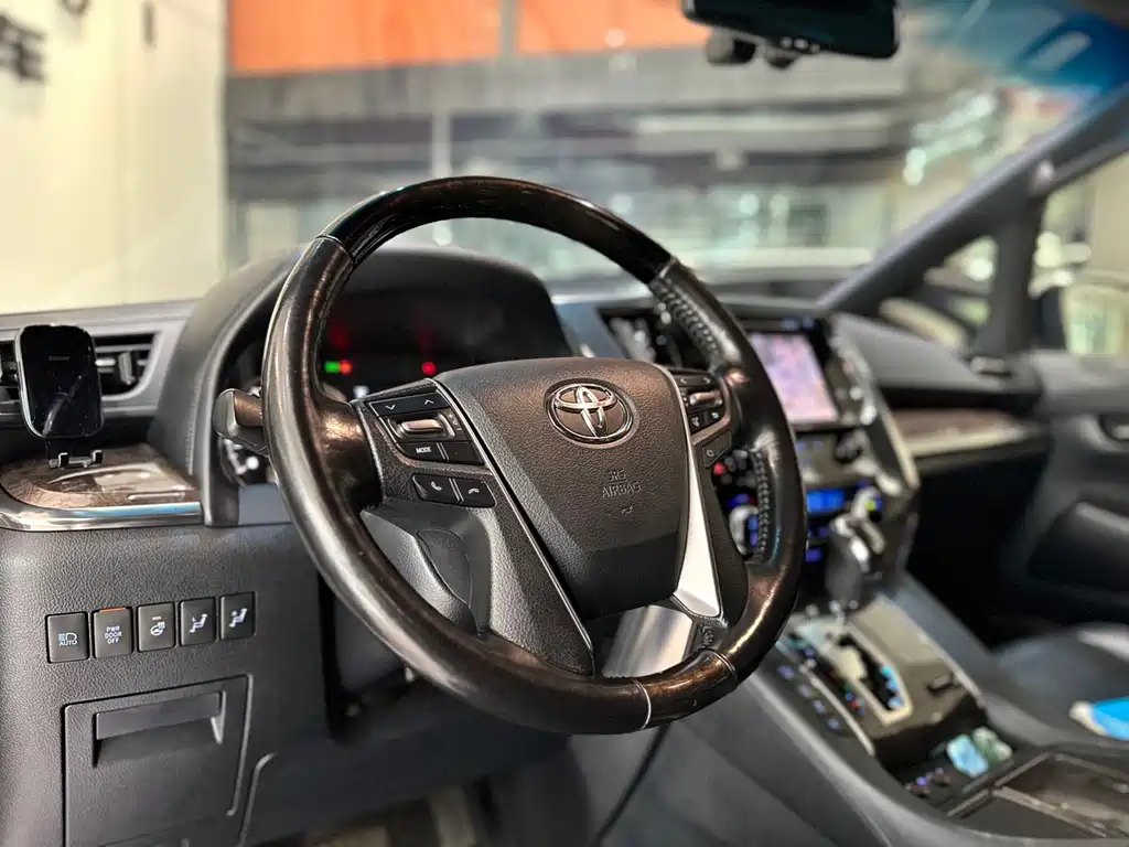 Toyota Alphard — фото 4