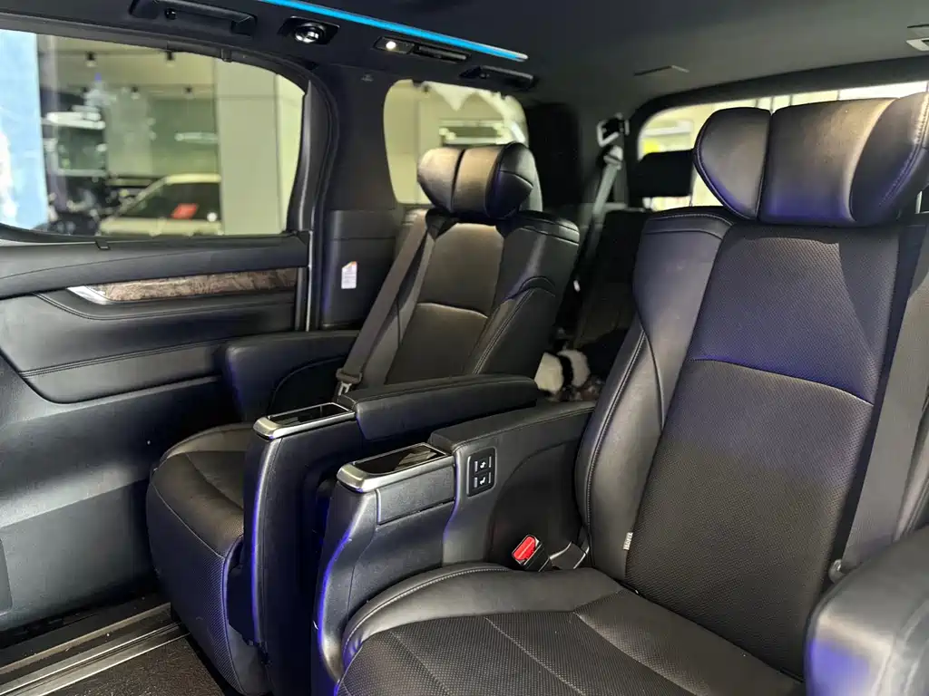 Toyota Alphard — фото 5