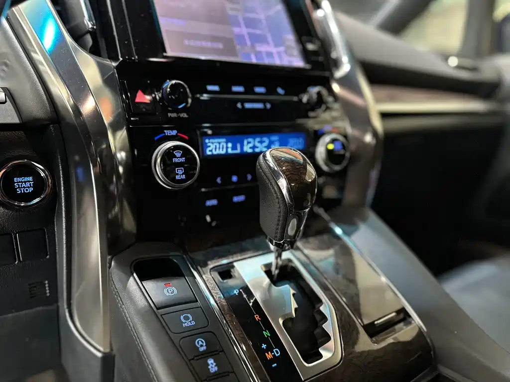 Toyota Alphard — фото 6