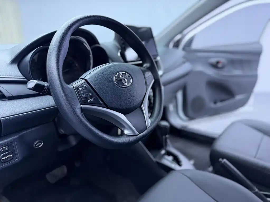 Toyota Yaris L — фото 14