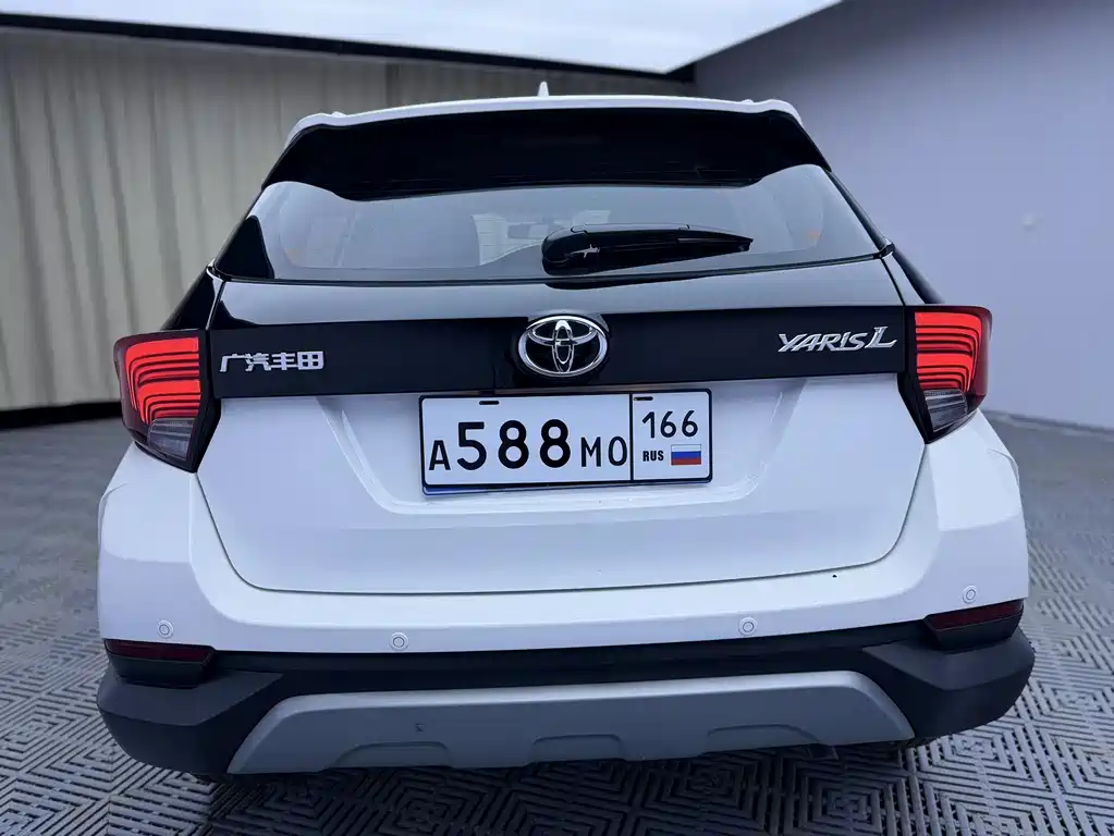 Toyota Yaris L — фото 7