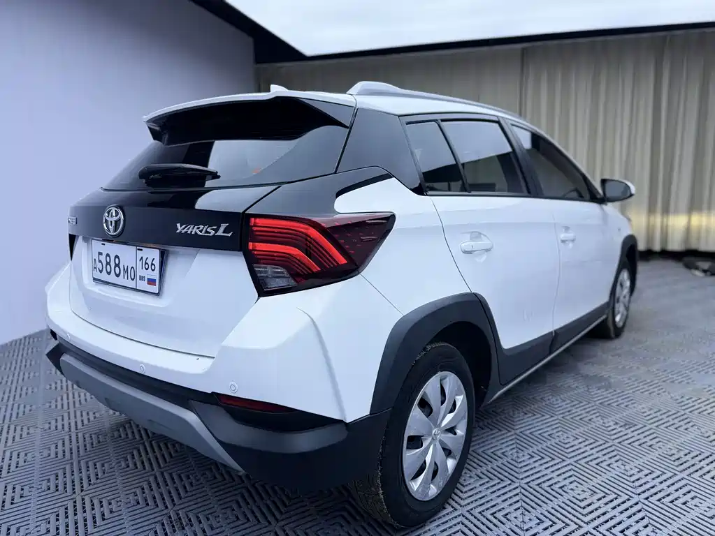 Toyota Yaris L — фото 8