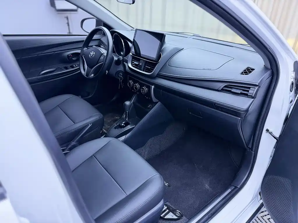 Toyota Yaris L — фото 9