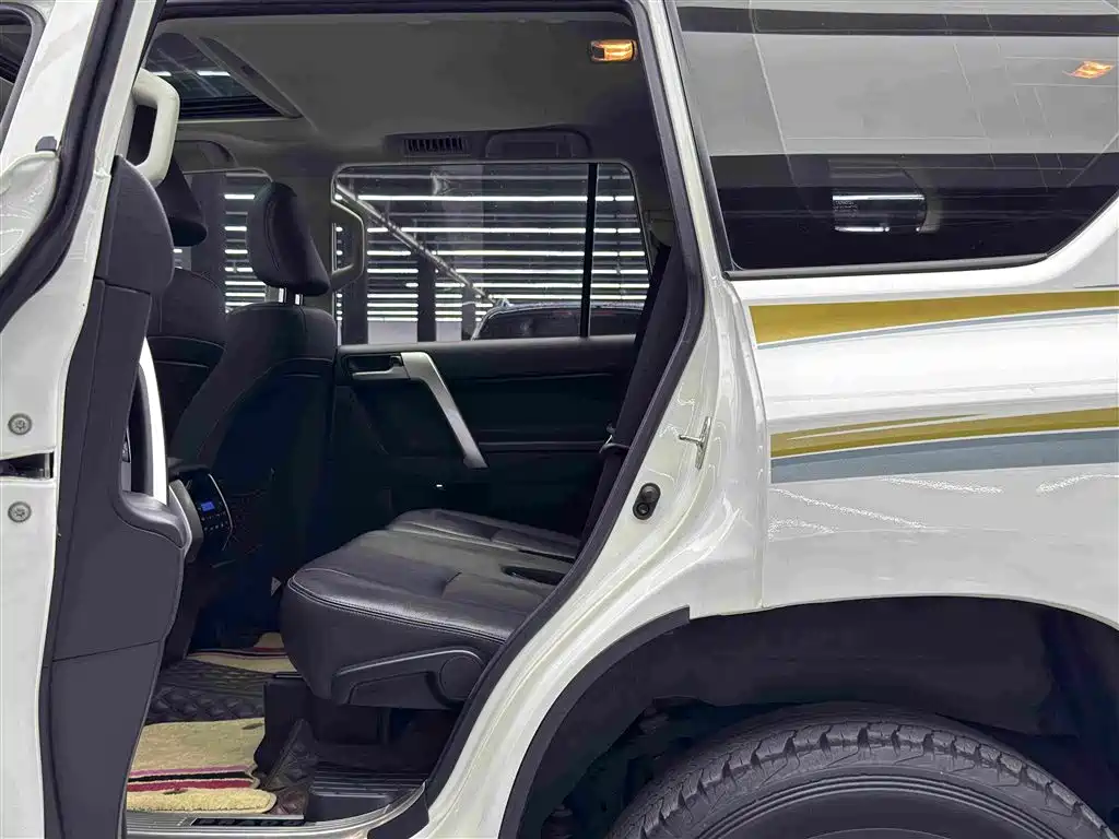 Toyota Prado — фото 9
