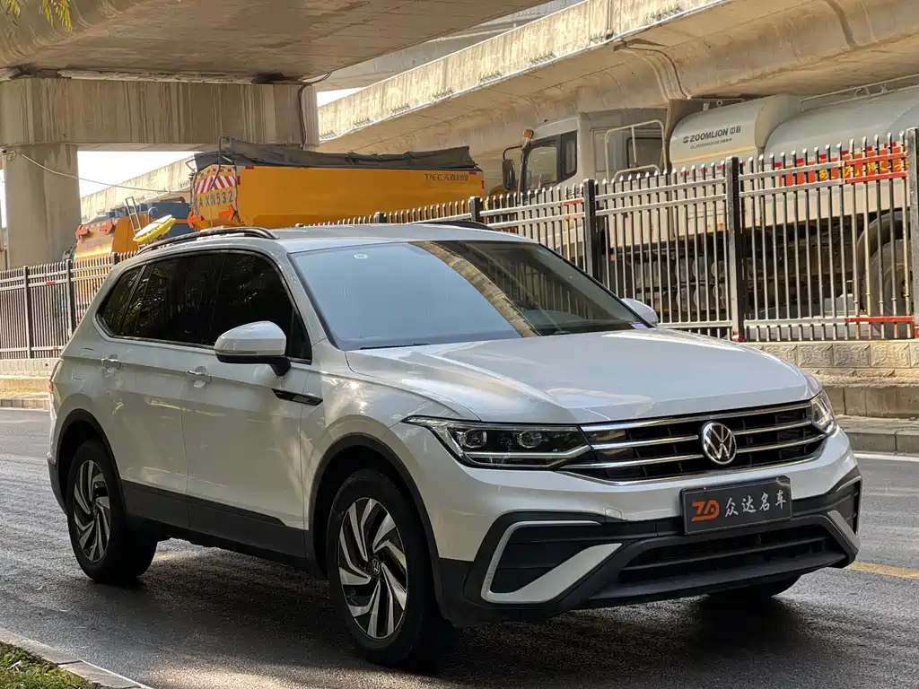 Volkswagen Tiguan L — фото 3