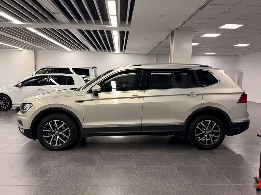 Volkswagen Tiguan L — фото 4