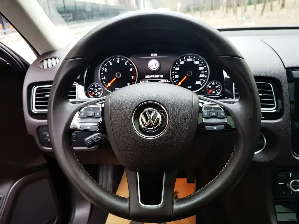 Volkswagen Touareg — фото 8
