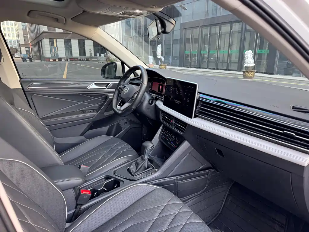 Volkswagen Tiguan L — фото 17