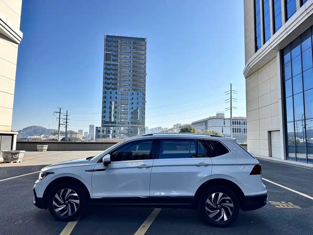 Volkswagen Tiguan L — фото 7