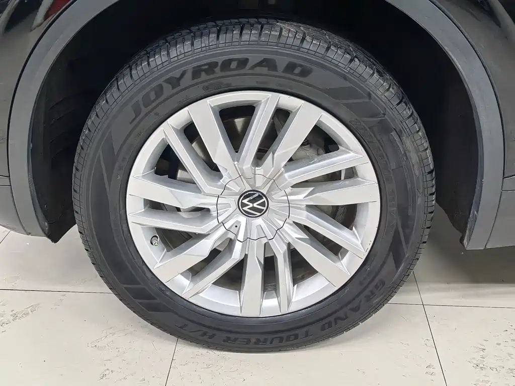 Volkswagen Touareg — фото 14